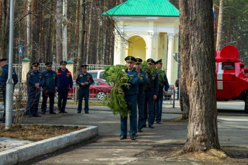 Сотрудники Специального управления ФПС № 8 МЧС России почтили память ликвидаторов чернобыльской катастрофы.