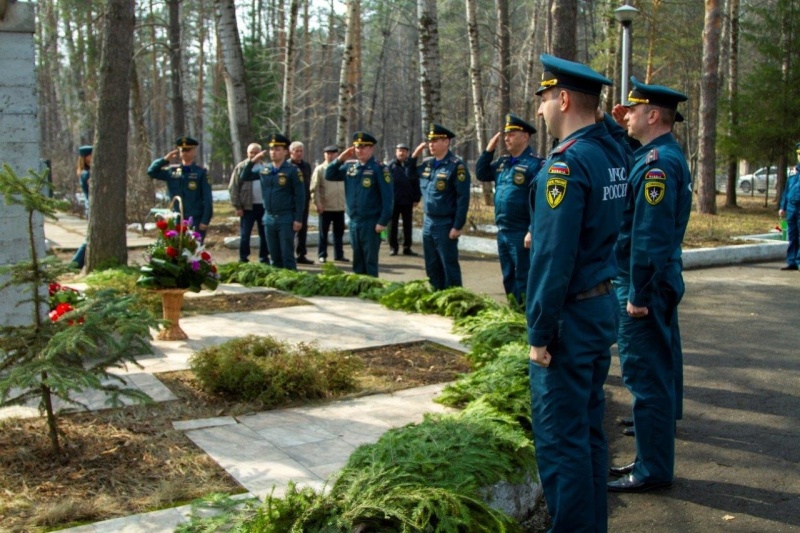 Сотрудники Специального управления ФПС № 8 МЧС России почтили память ликвидаторов чернобыльской катастрофы.