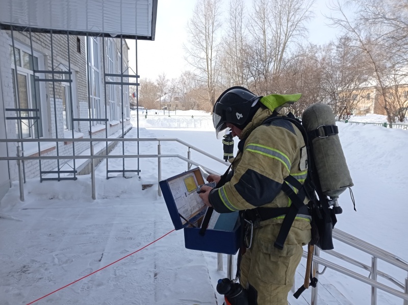 Северскими пожарными проведено показное пожарно-тактическое учение на здании МАОУ «СОШ № 76» (18.02.2021)