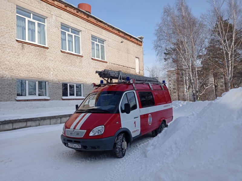 Северскими пожарными проведено показное пожарно-тактическое учение на здании МАОУ «СОШ № 76» (18.02.2021)