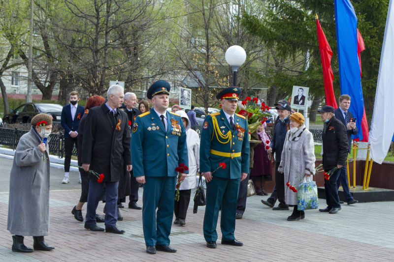 Сотрудники ФГКУ «Специальное управление ФПС № 8 МЧС России» возложили цветы к памятникам погибшим в годы Великой Отечественной войны (9.05.2021)