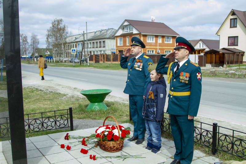 Сотрудники ФГКУ «Специальное управление ФПС № 8 МЧС России» возложили цветы к памятникам погибшим в годы Великой Отечественной войны (9.05.2021)