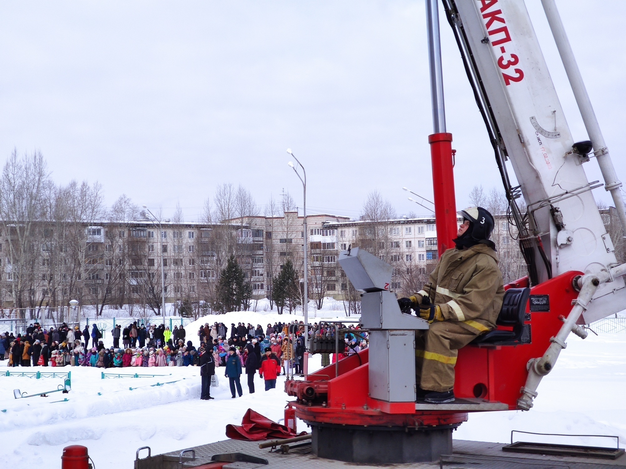 Показные пожарно-тактические учения прошли в СОШ № 90 (18.02.2022 ) -  Учения - Главное управление МЧС России по Томской области