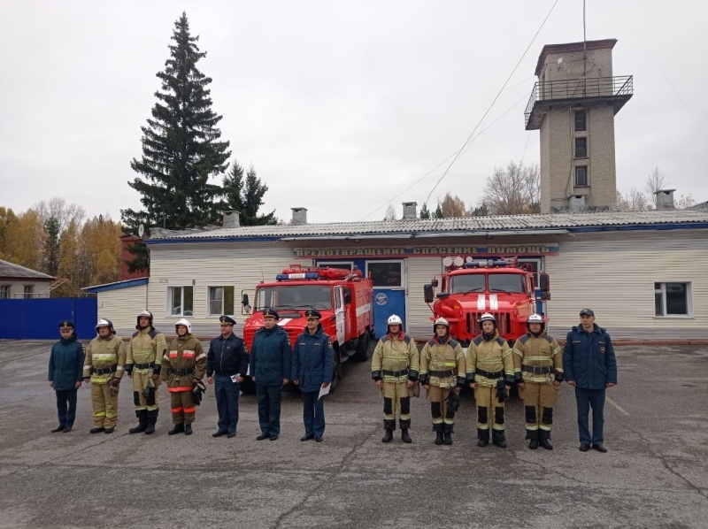 В преддверии праздника личному составу пожарной охраны Северска были вручены награды (9 октября 2021)