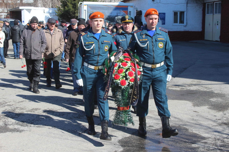 Сотрудники МЧС России и ветераны службы возложили цветы к мемориалу пожарным, которые погибли при исполнении служебного долга (17 апреля 2021 года)