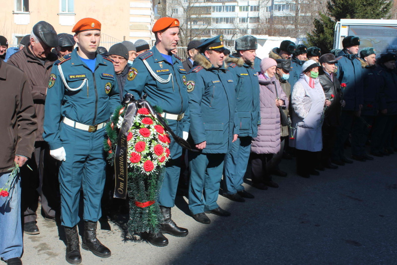 Сотрудники МЧС России и ветераны службы возложили цветы к мемориалу пожарным, которые погибли при исполнении служебного долга (17 апреля 2021 года)