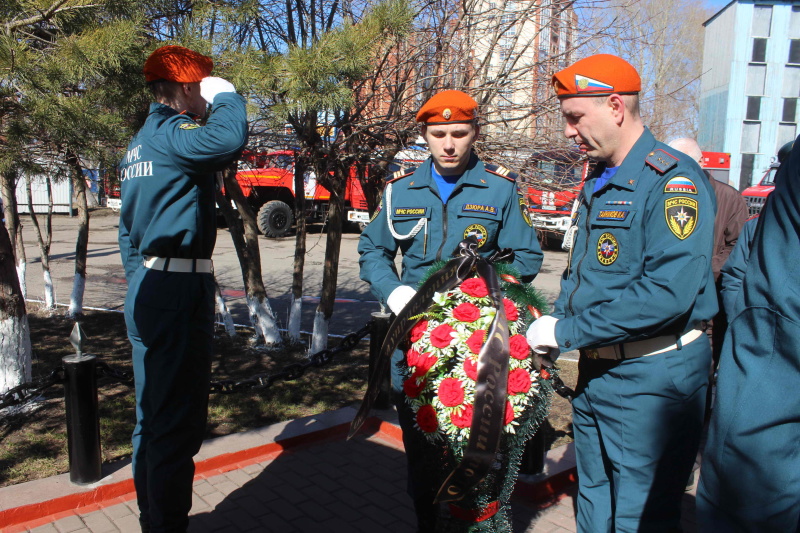 Сотрудники МЧС России и ветераны службы возложили цветы к мемориалу пожарным, которые погибли при исполнении служебного долга (17 апреля 2021 года)