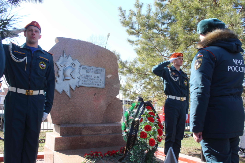 Сотрудники МЧС России и ветераны службы возложили цветы к мемориалу пожарным, которые погибли при исполнении служебного долга (17 апреля 2021 года)