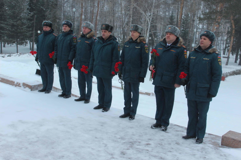 В День защитника Отечества сотрудники МЧС России возложили цветы к Вечному огню у монумента боевой и трудовой славы в Лагерном саду (23 февраля 2022 года)