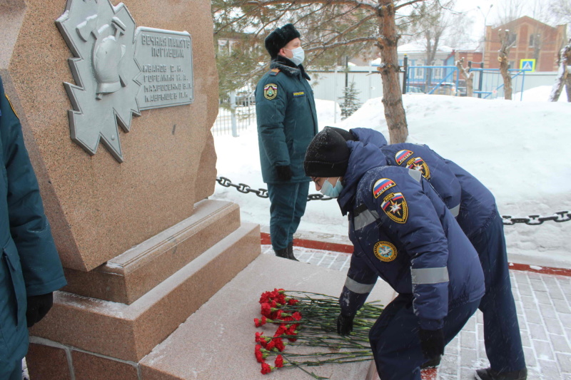 В Томске почтили память пожарных, погибших при исполнении служебного долга (23 февраля 2022 года)