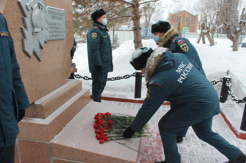 В Томске почтили память пожарных, погибших при исполнении служебного долга (23 февраля 2022 года)