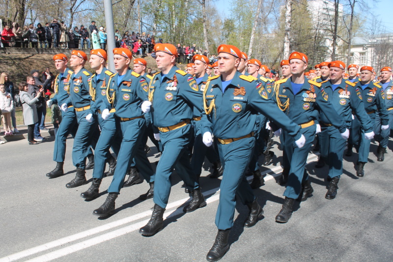 Сотрудники МЧС приняли участие в военном параде в честь 77-й годовщины Победы в Великой Отечественной войне (9 мая 2022 года)