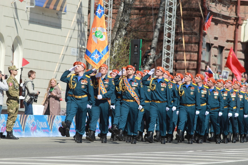 Сотрудники МЧС приняли участие в военном параде в честь 77-й годовщины Победы в Великой Отечественной войне (9 мая 2022 года)