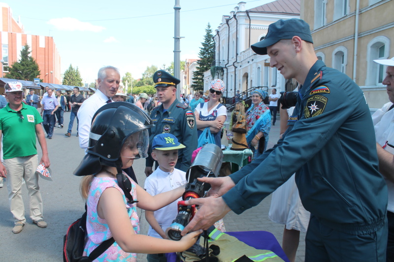 Пожарные поздравили томичей с Днем России  (13.06.2022.)