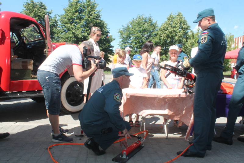 Пожарные поздравили томичей с Днем России  (13.06.2022.)