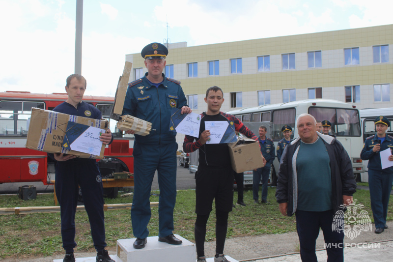 Соревнования в подъеме по штурмовой лестнице прошли среди подразделений Главного управления МЧС России по Томской области. (04.07.2023)