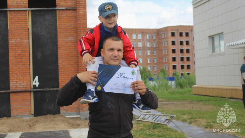 Соревнования в подъеме по штурмовой лестнице прошли среди подразделений Главного управления МЧС России по Томской области. (04.07.2023)