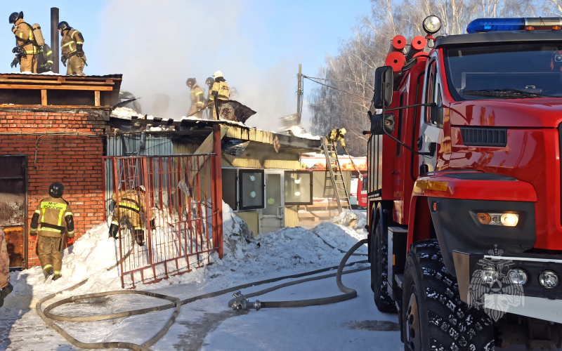 Пожарные ликвидировали возгорание в торговом павильоне (09.02.2023)