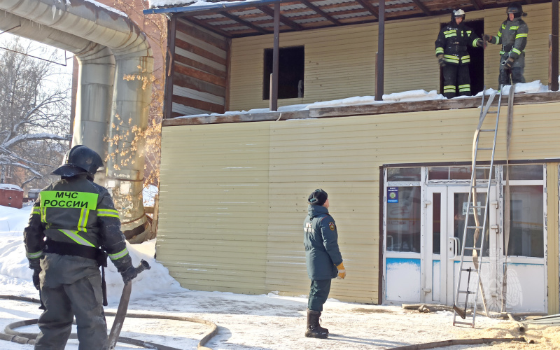 Пожарные ликвидировали возгорание в торговом павильоне (09.02.2023)