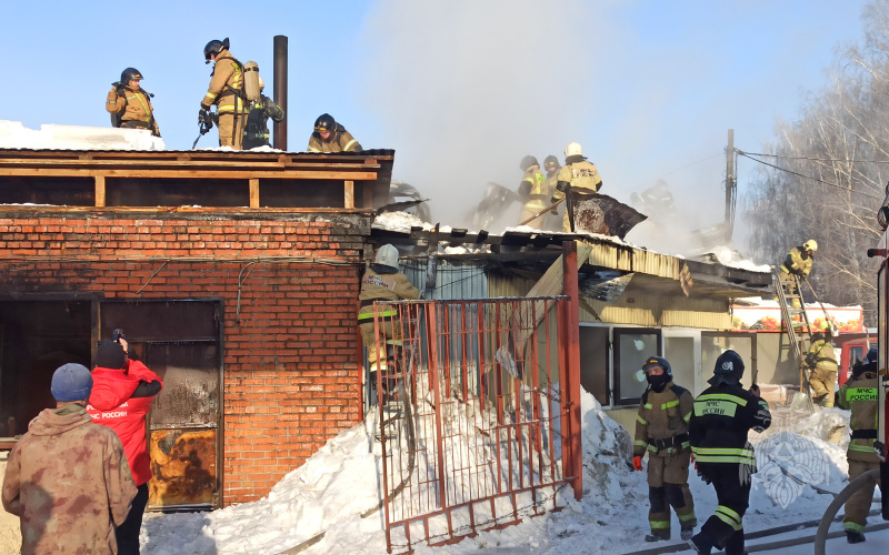 Пожарные ликвидировали возгорание в торговом павильоне (09.02.2023)