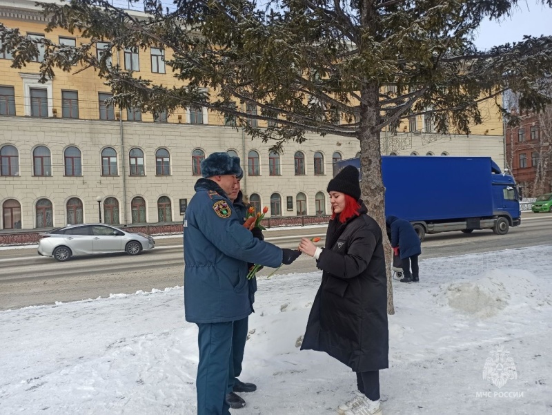 Сотрудники МЧС России поздравили девушек с наступающим праздником  (07.03.2023)