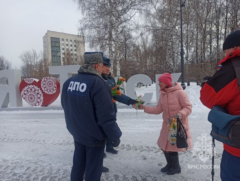 Сотрудники МЧС России поздравили девушек с наступающим праздником  (07.03.2023)